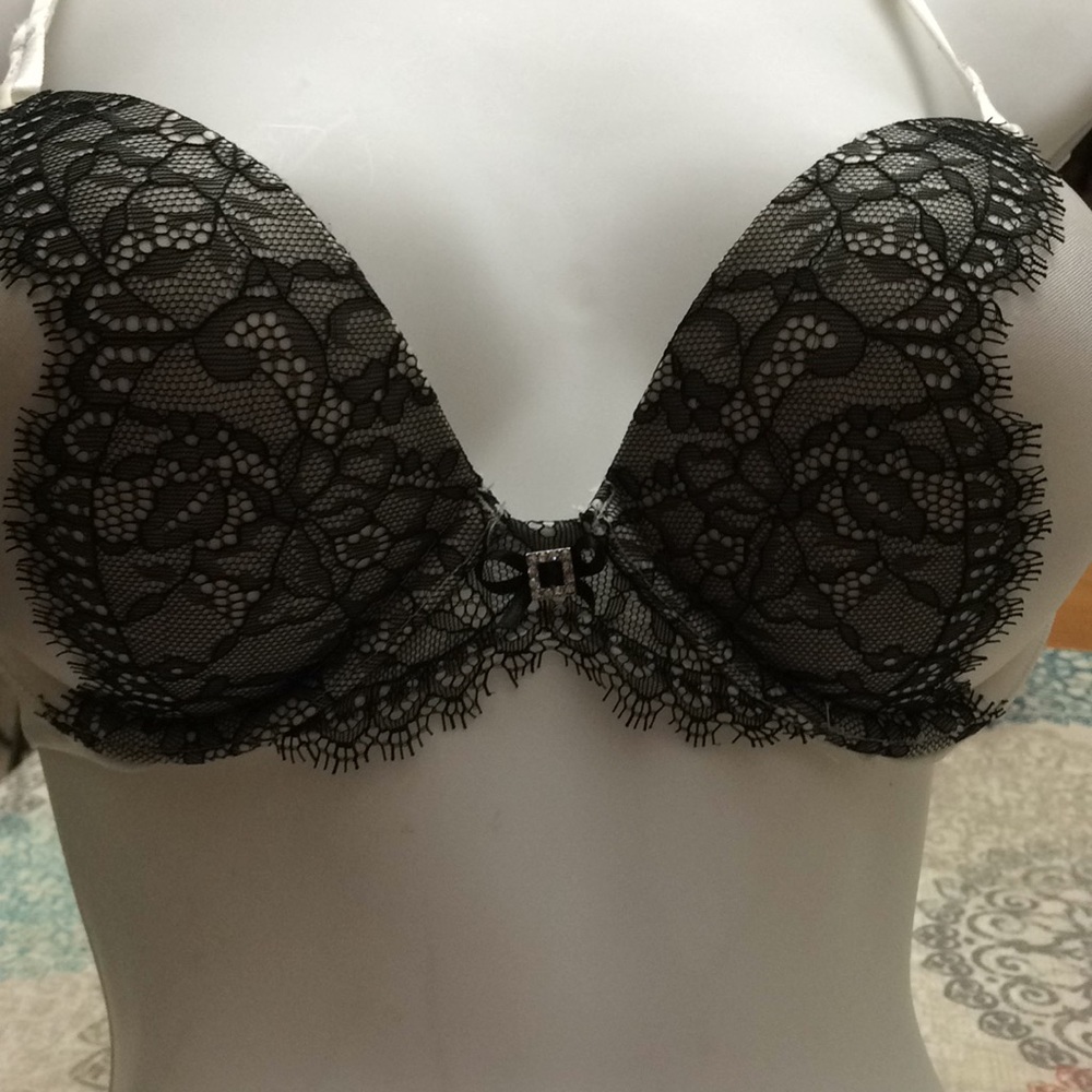 Victoria’s Secret miraculous plunge 34B adds 2 cup - Picture 2 of 8